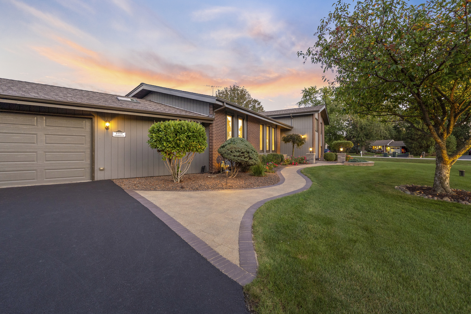 20W270 Pleasantdale Drive