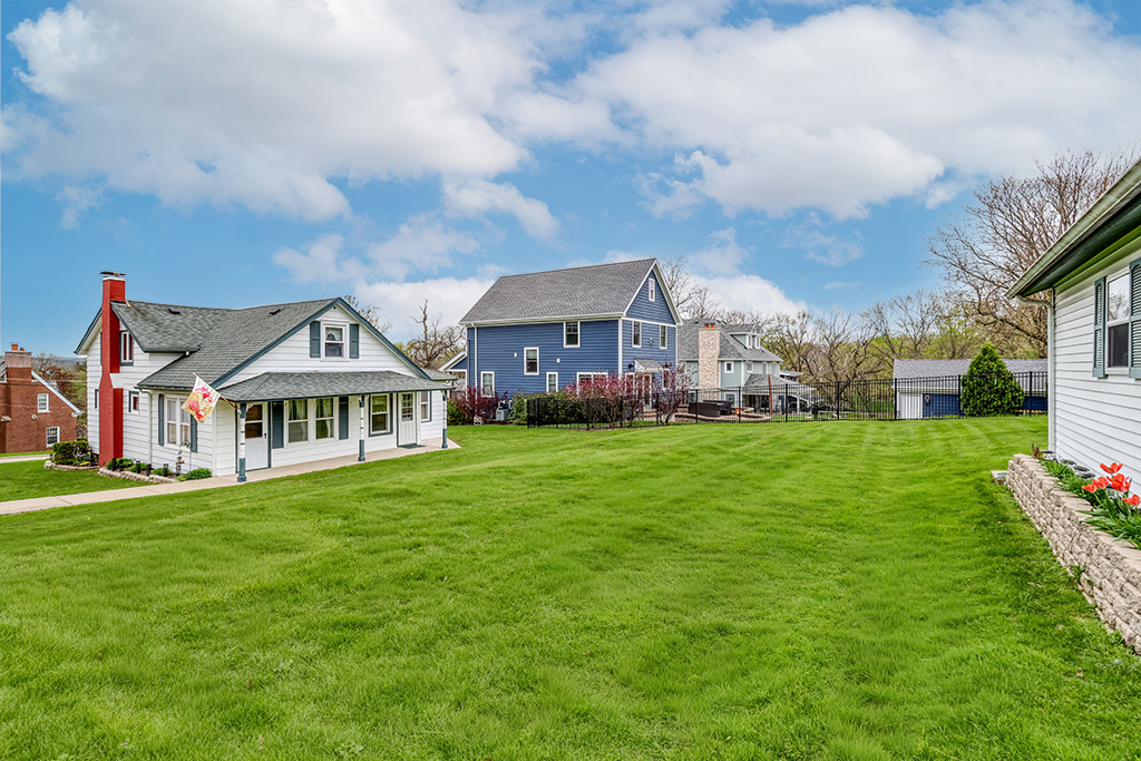 302 E Division Street