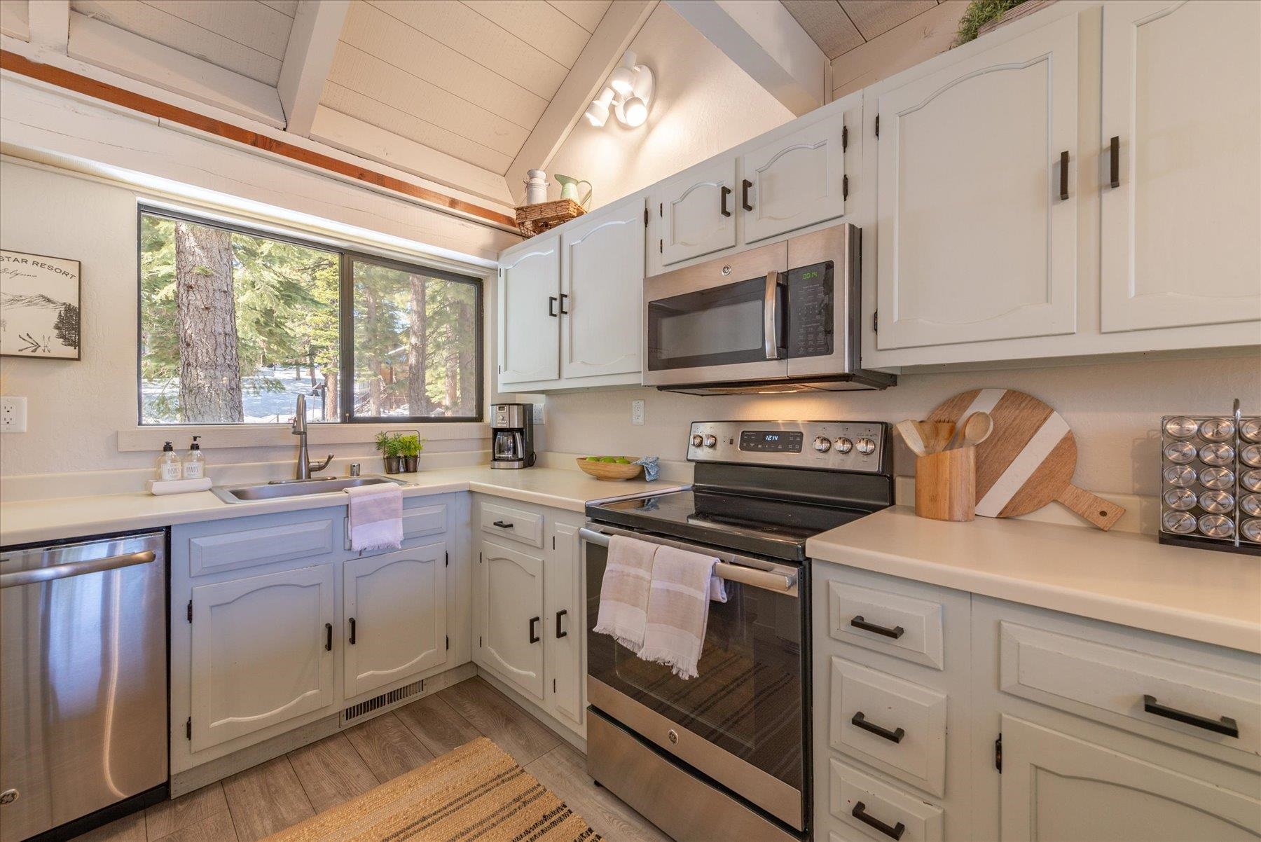 6142 Feather Ridge