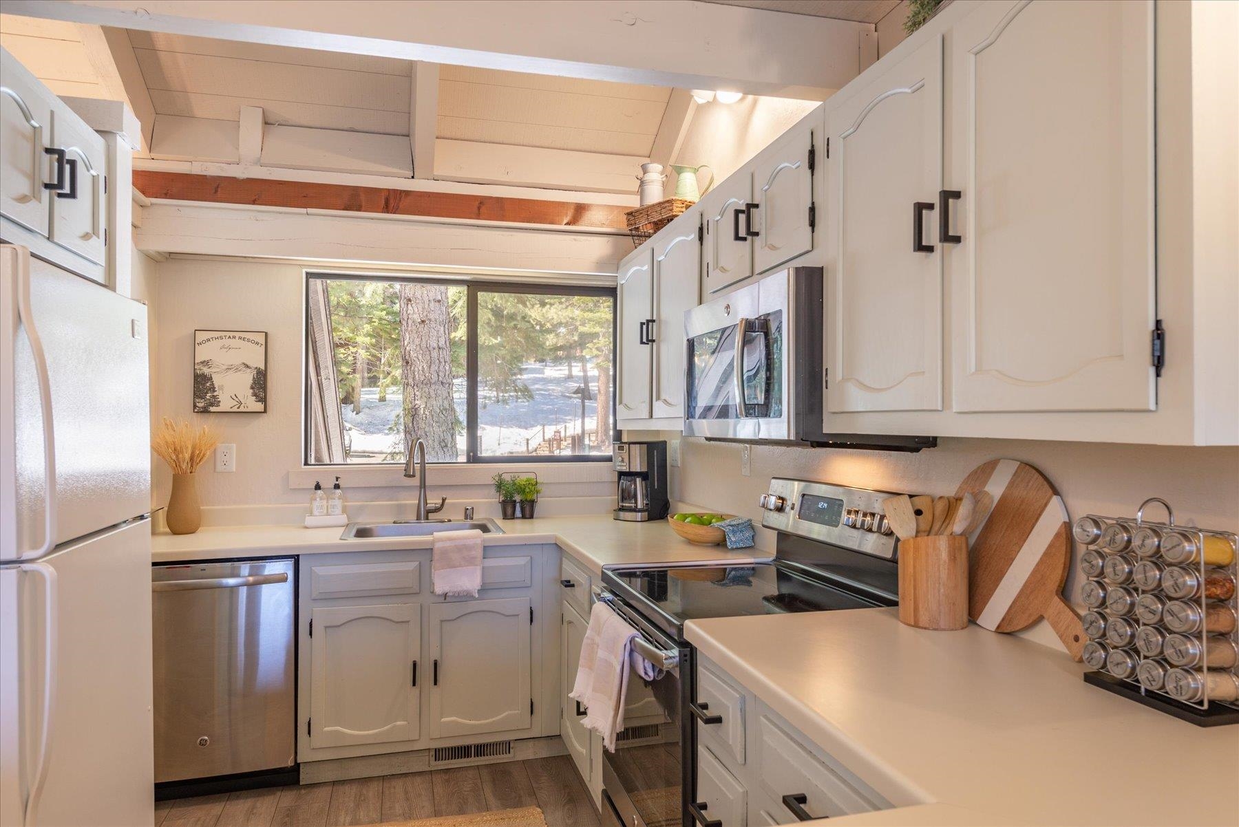 6142 Feather Ridge