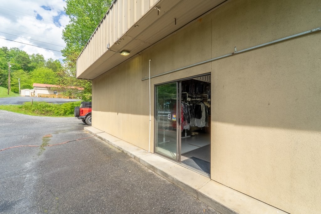 437 E Main St