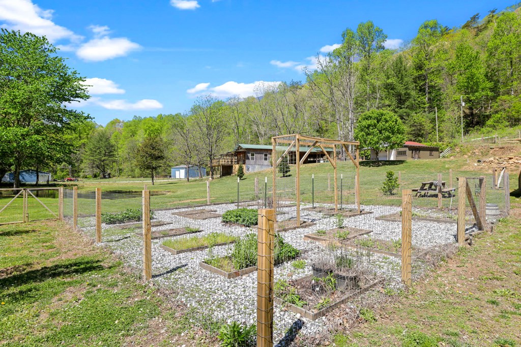 1813 Cedar Creek Farms Road