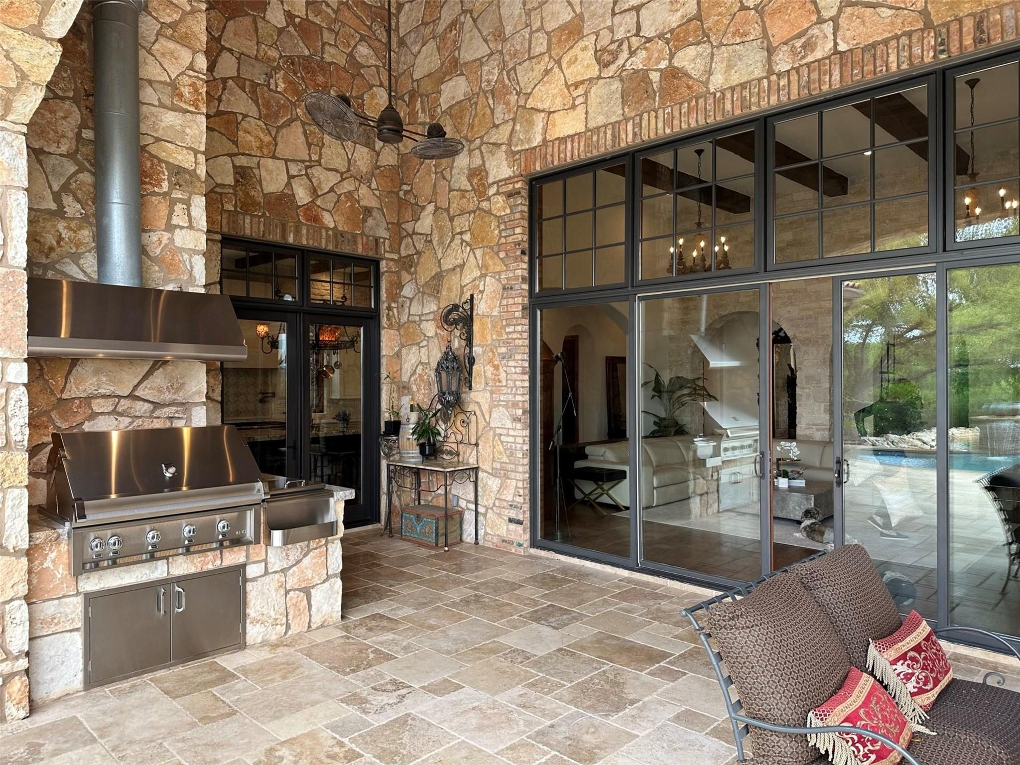 808 Rivercliff DR