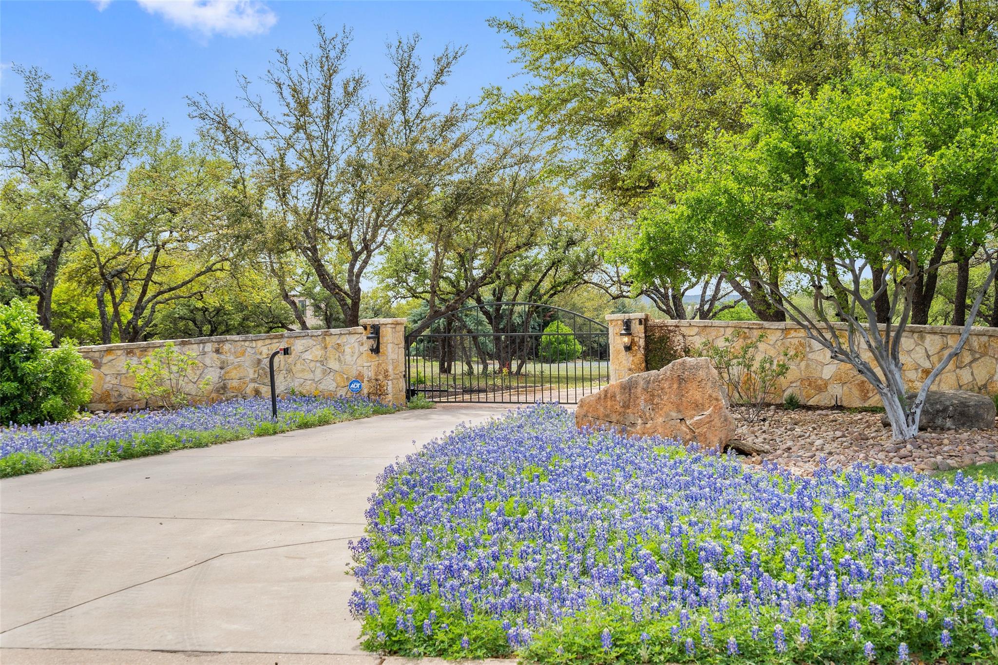 808 Rivercliff DR