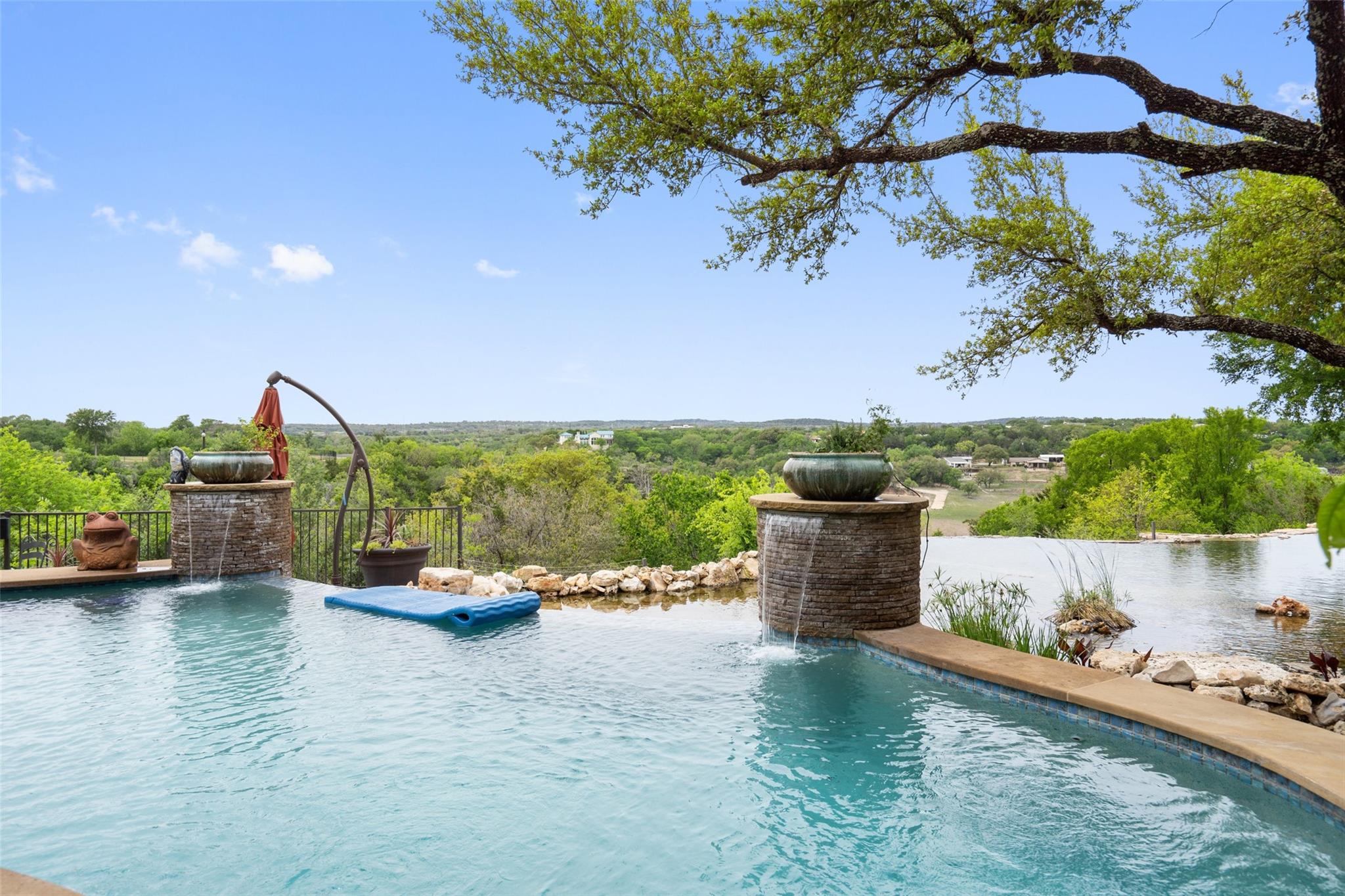 808 Rivercliff DR