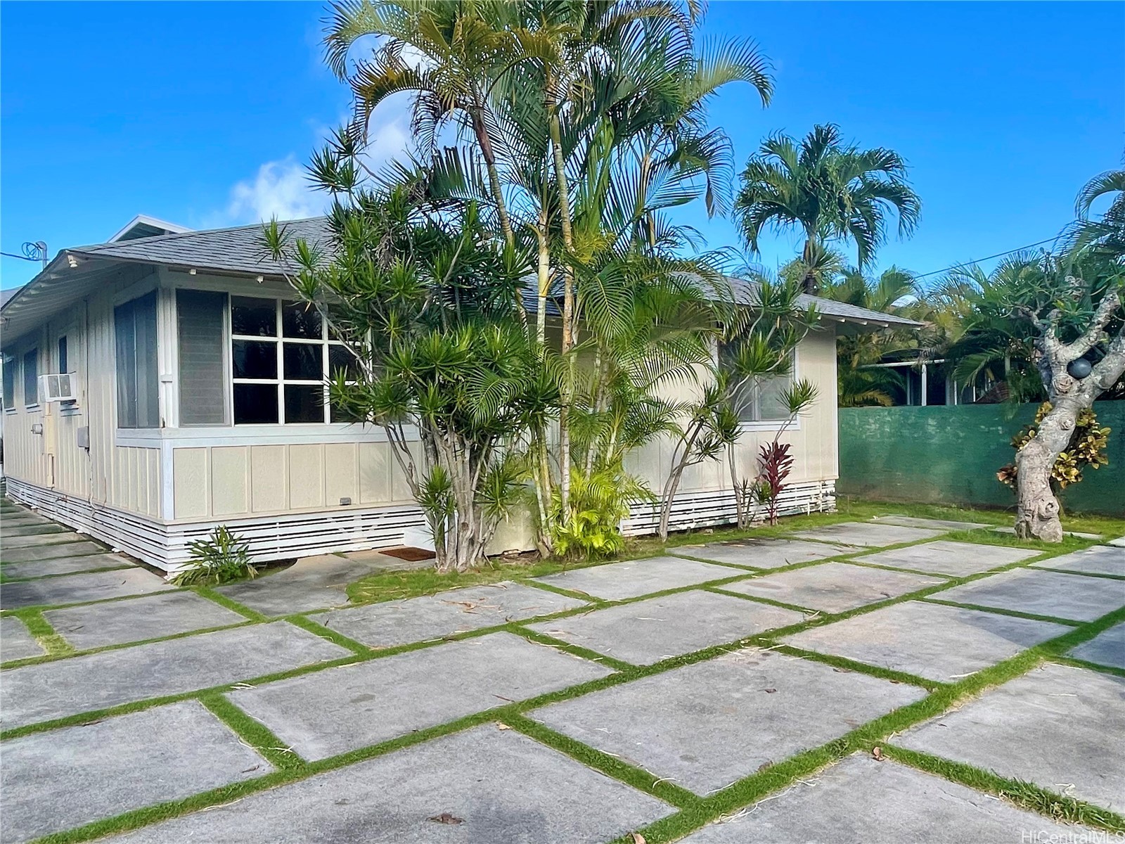 256 Maluniu Avenue