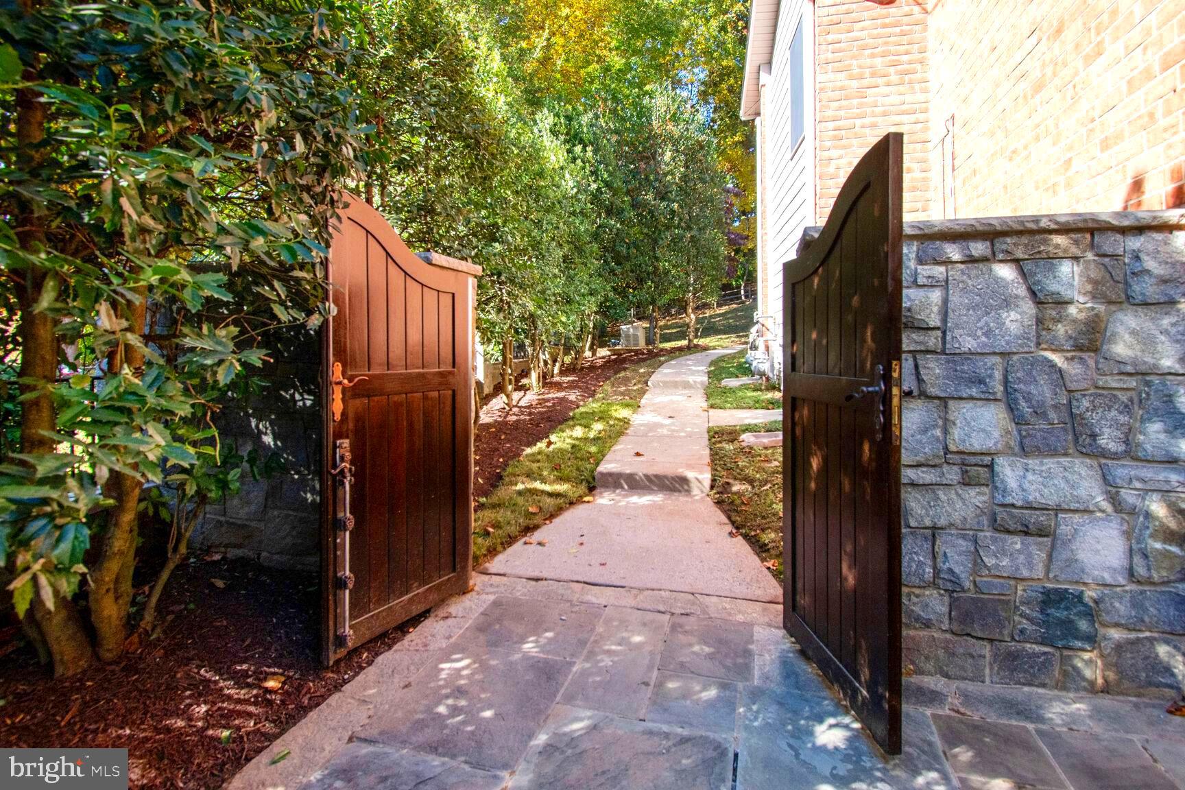 11504 STONEWOOD LANE