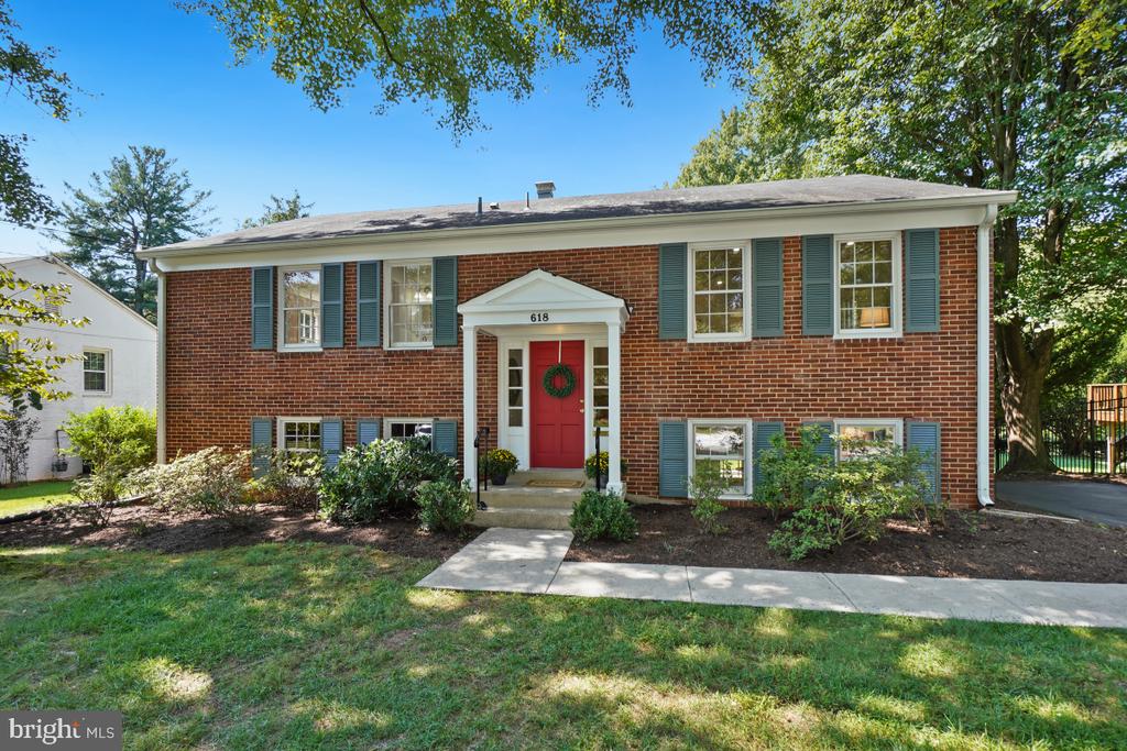 618 BLOSSOM DRIVE
