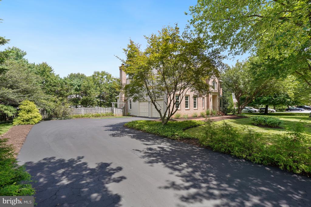 7009 CASHELL MANOR COURT