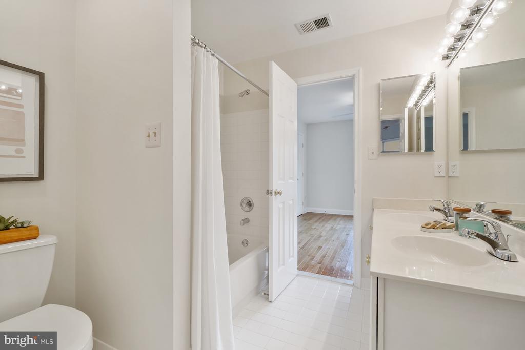 7009 CASHELL MANOR COURT