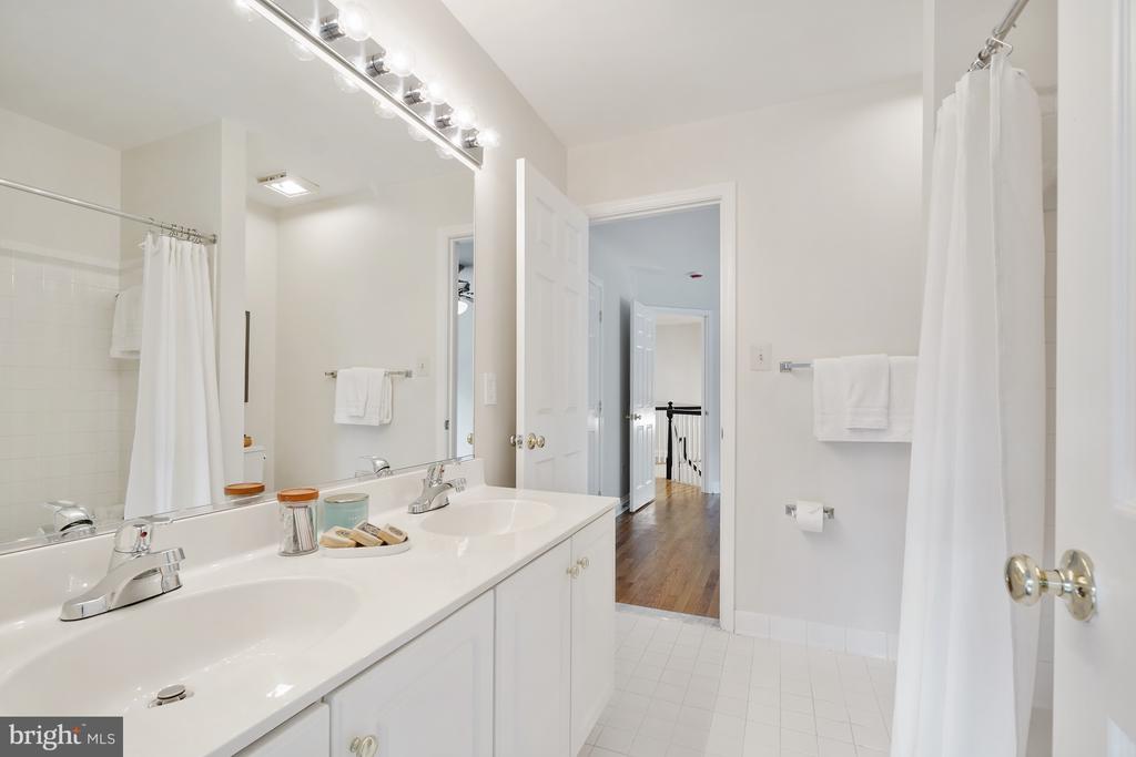 7009 CASHELL MANOR COURT