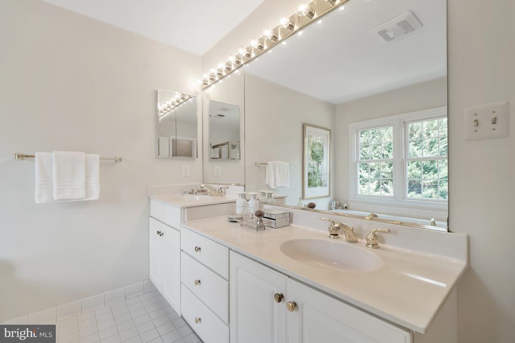 7009 CASHELL MANOR COURT