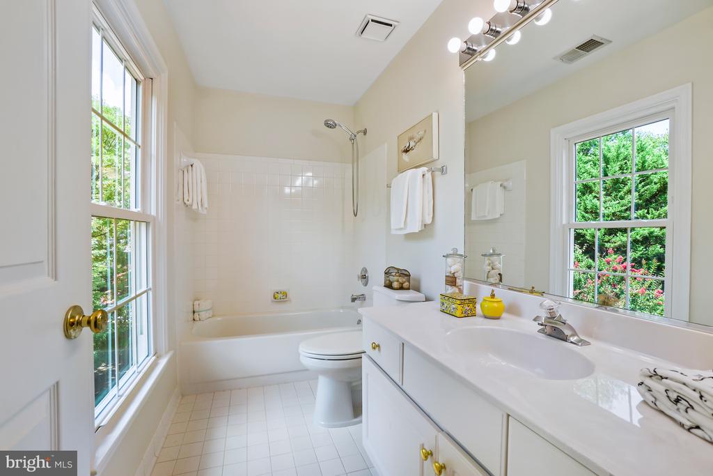 7009 CASHELL MANOR COURT