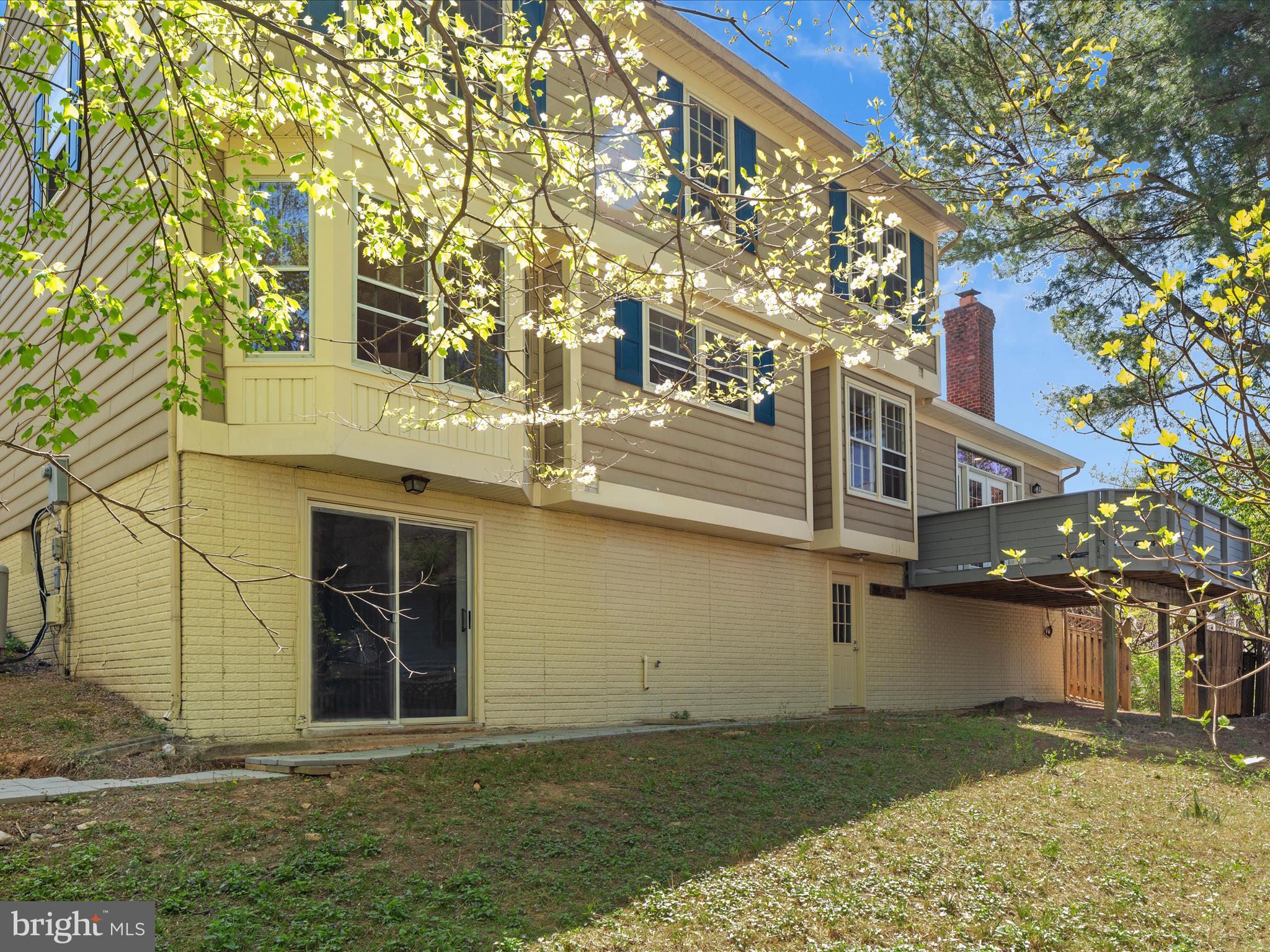 6054 WOODEDGE COURT