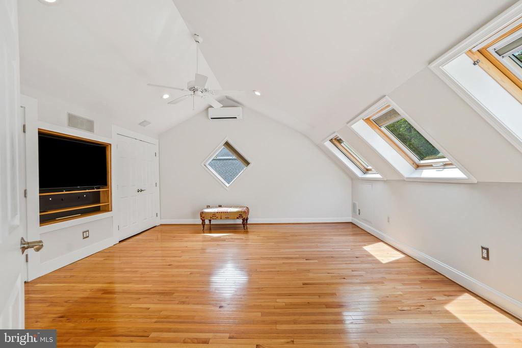 2004 SWAN TERRACE