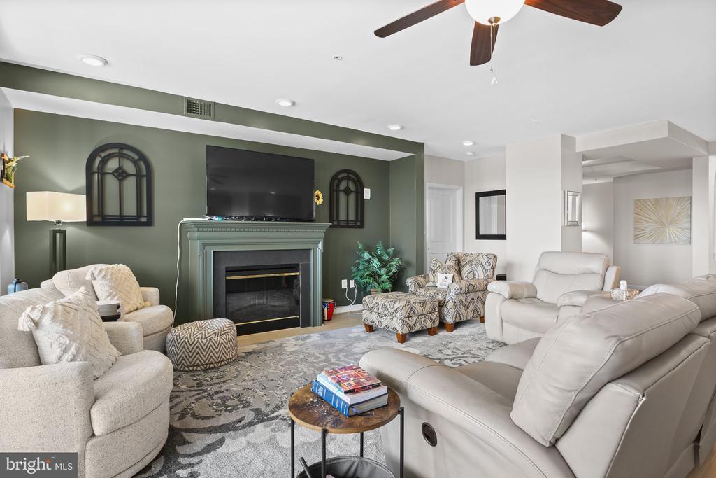 485 HARBOR SIDE STREET 806