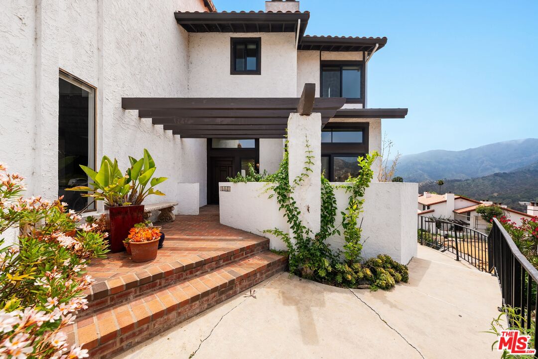 1663 Michael Ln