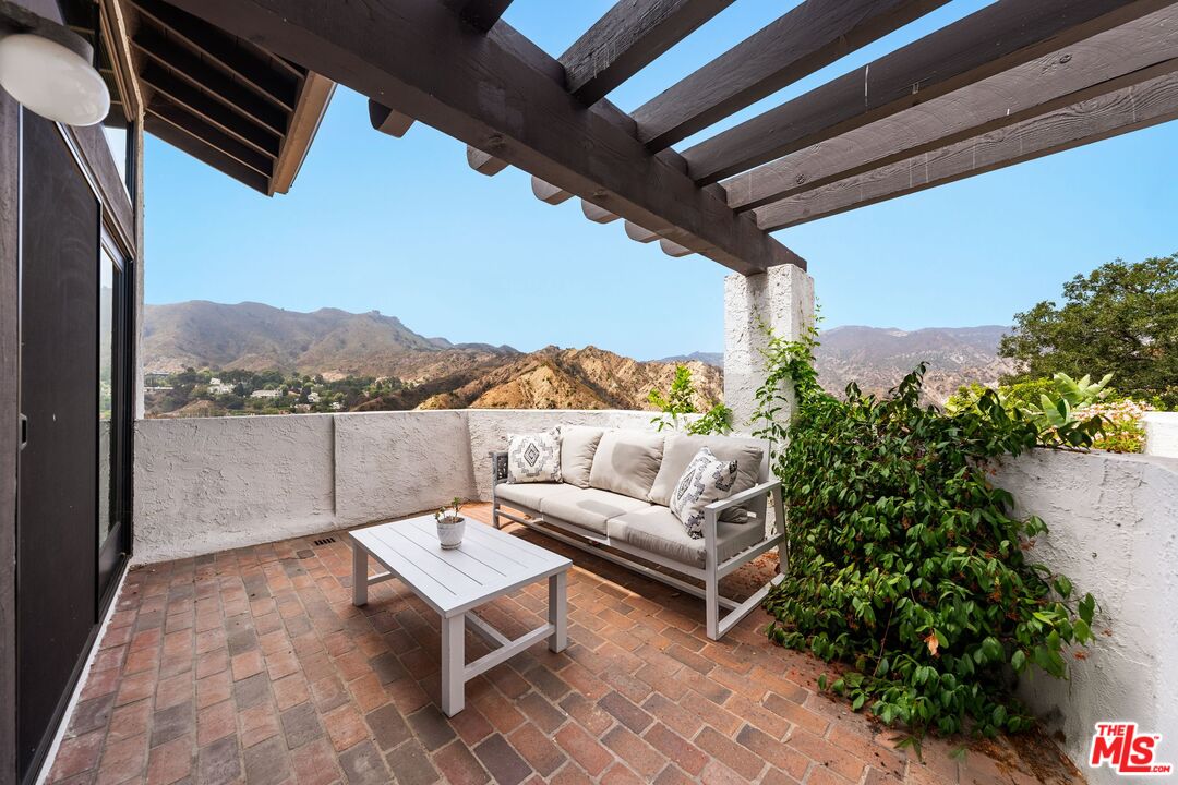1663 Michael Ln