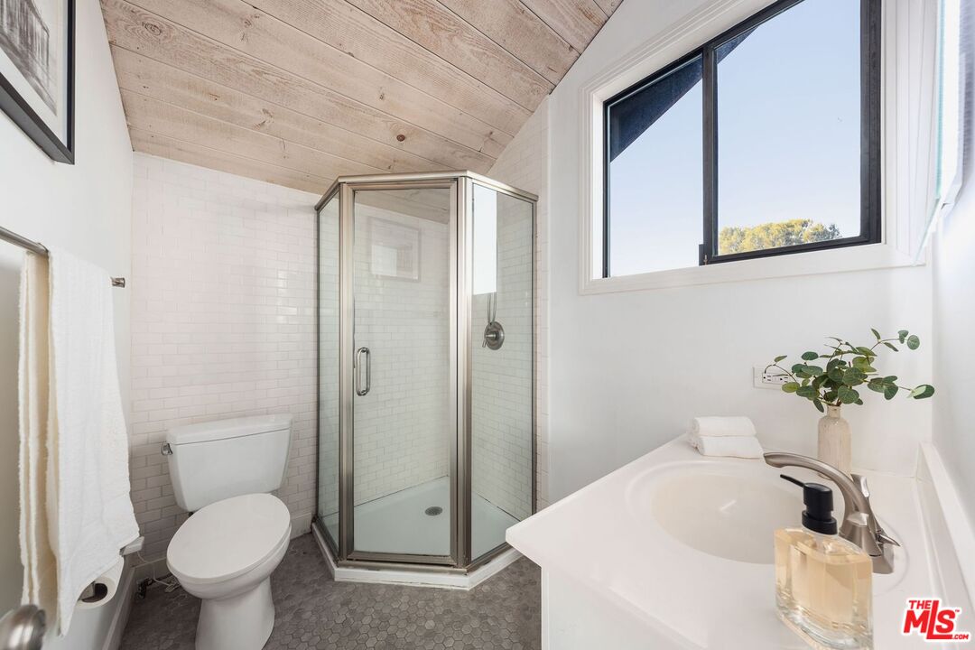 19806 Valley View Dr