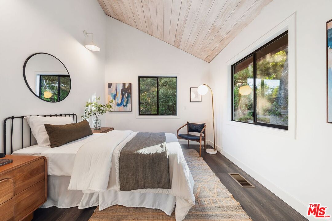 19806 Valley View Dr