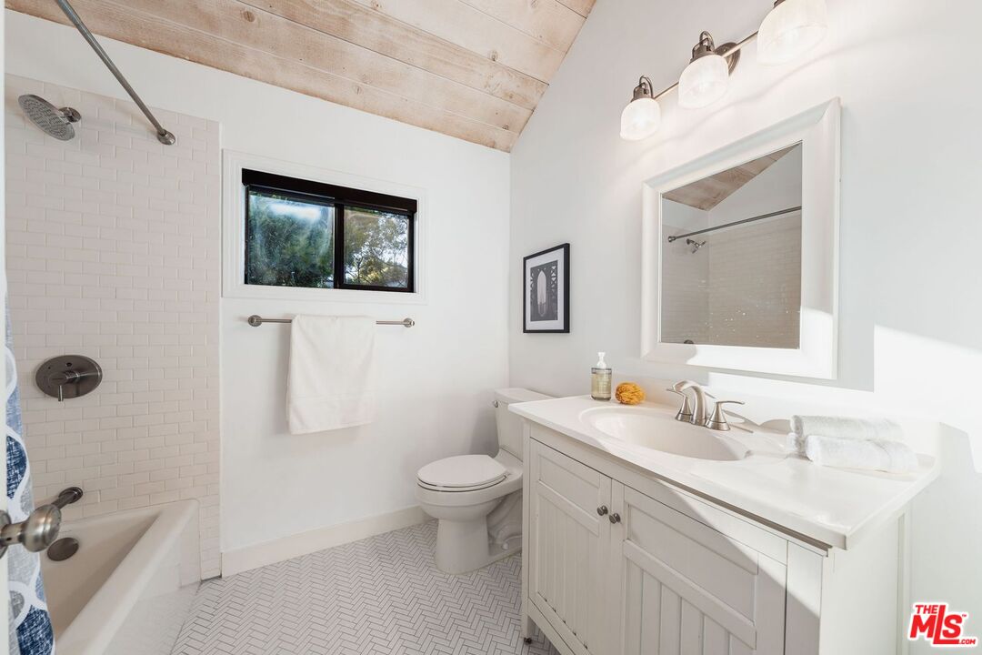 19806 Valley View Dr