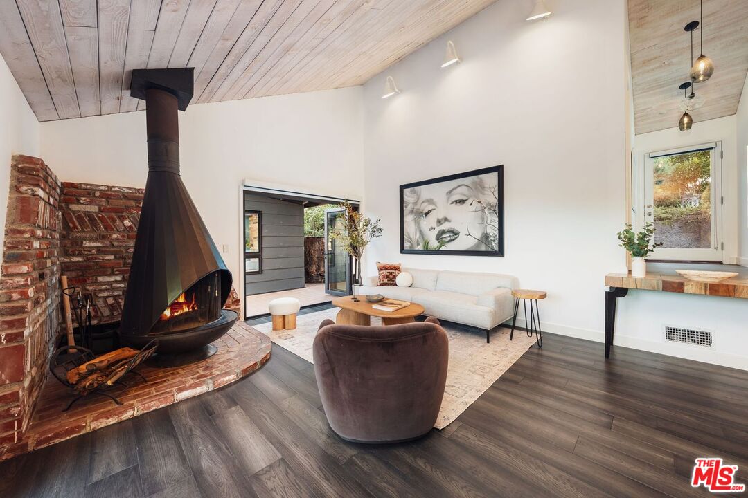 19806 Valley View Dr