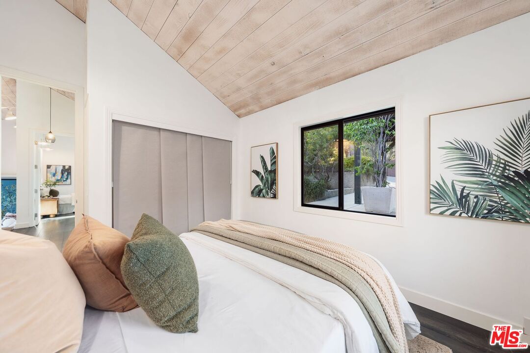 19806 Valley View Dr