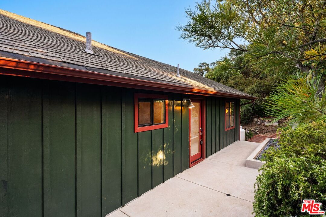 19806 Valley View Dr