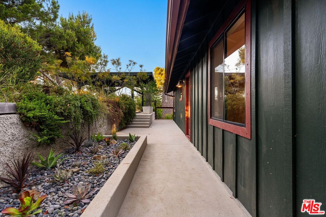 19806 Valley View Dr