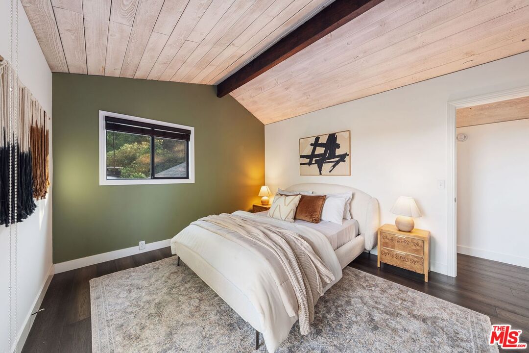 19806 Valley View Dr