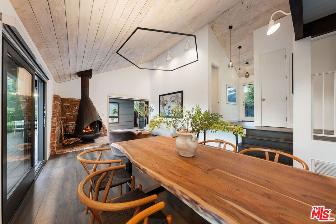 19806 Valley View Dr