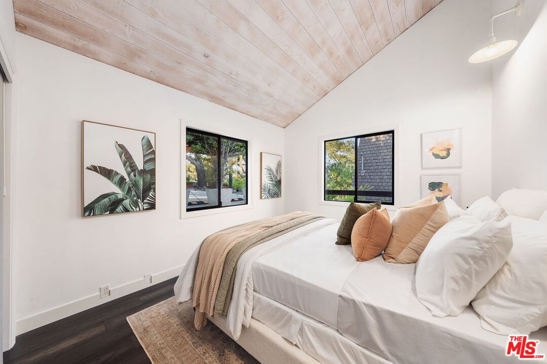 19806 Valley View Dr