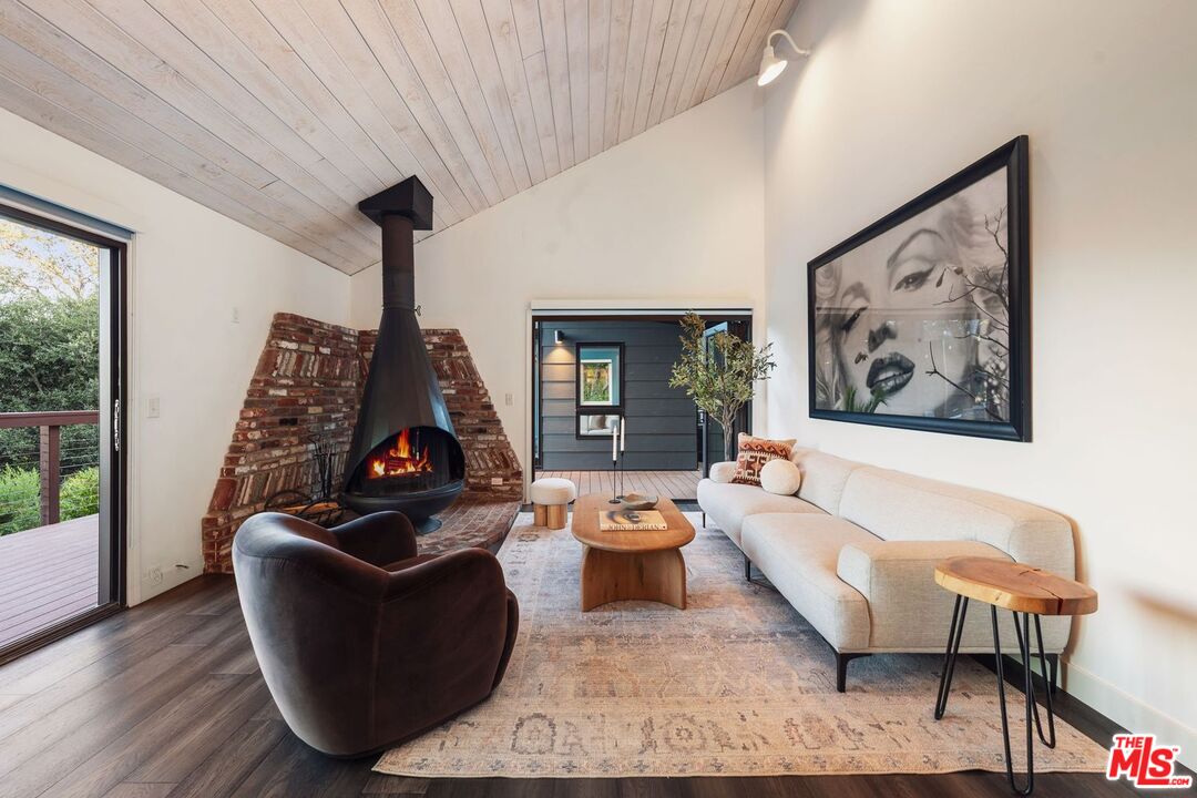 19806 Valley View Dr