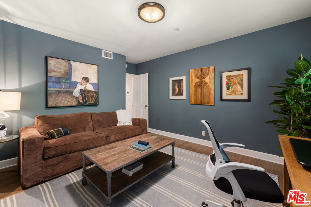 3354 Mandeville Canyon Rd