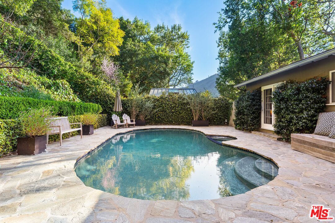 3354 Mandeville Canyon Rd