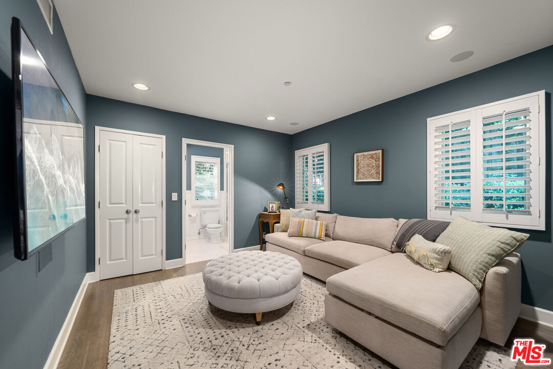 3354 Mandeville Canyon Rd