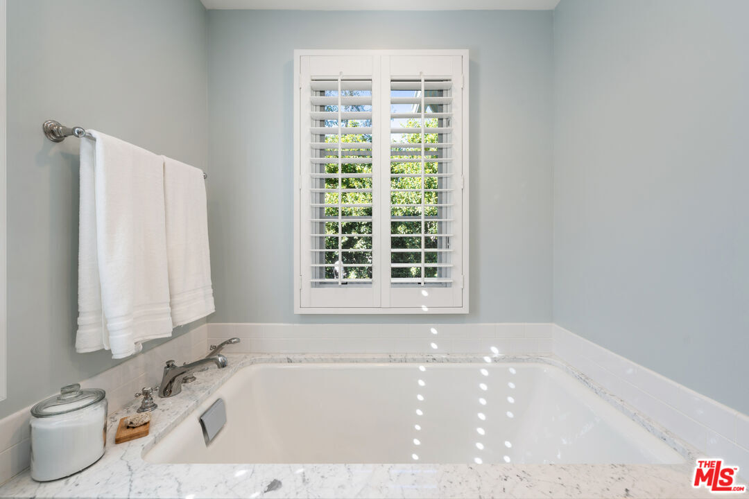 3354 Mandeville Canyon Rd