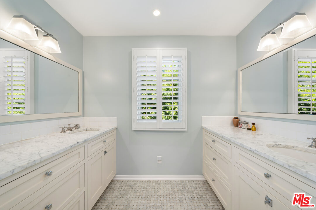 3354 Mandeville Canyon Rd