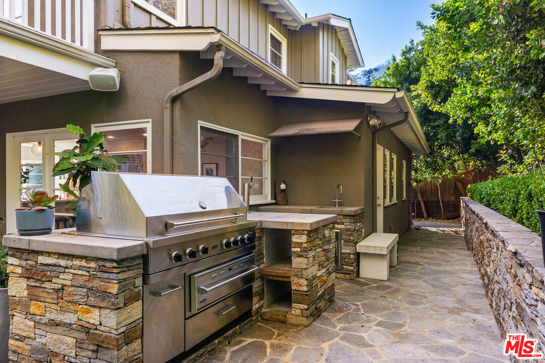 3354 Mandeville Canyon Rd