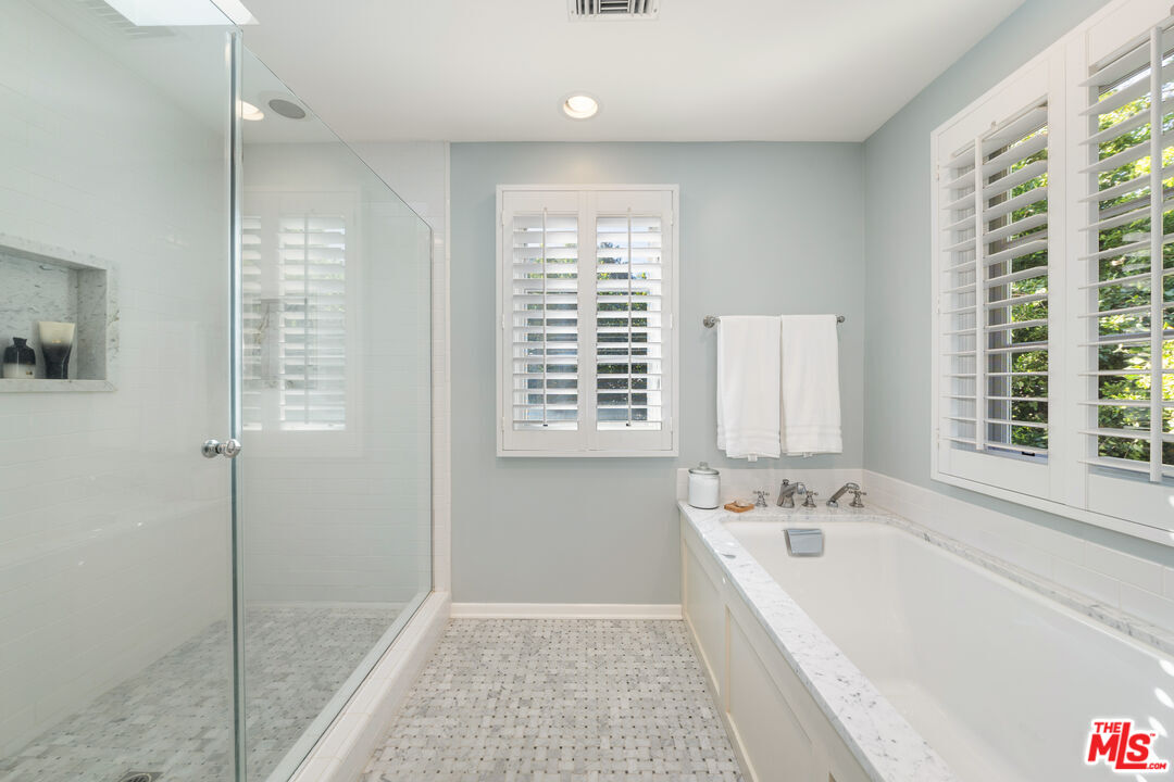 3354 Mandeville Canyon Rd