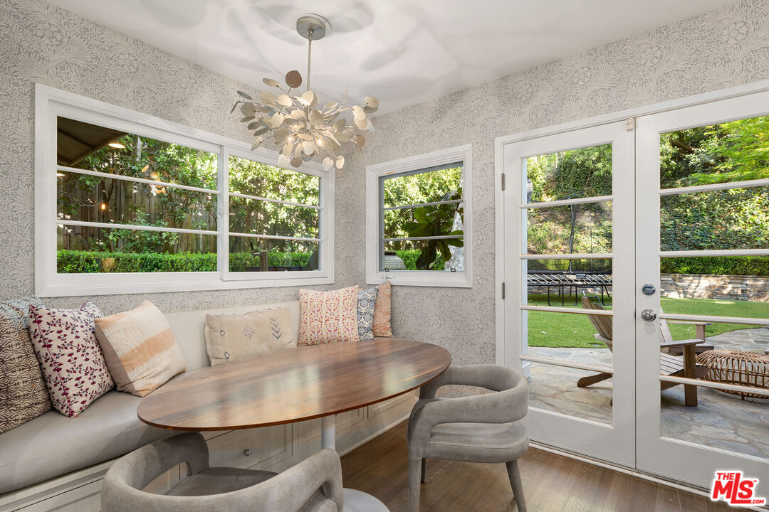 3354 Mandeville Canyon Rd