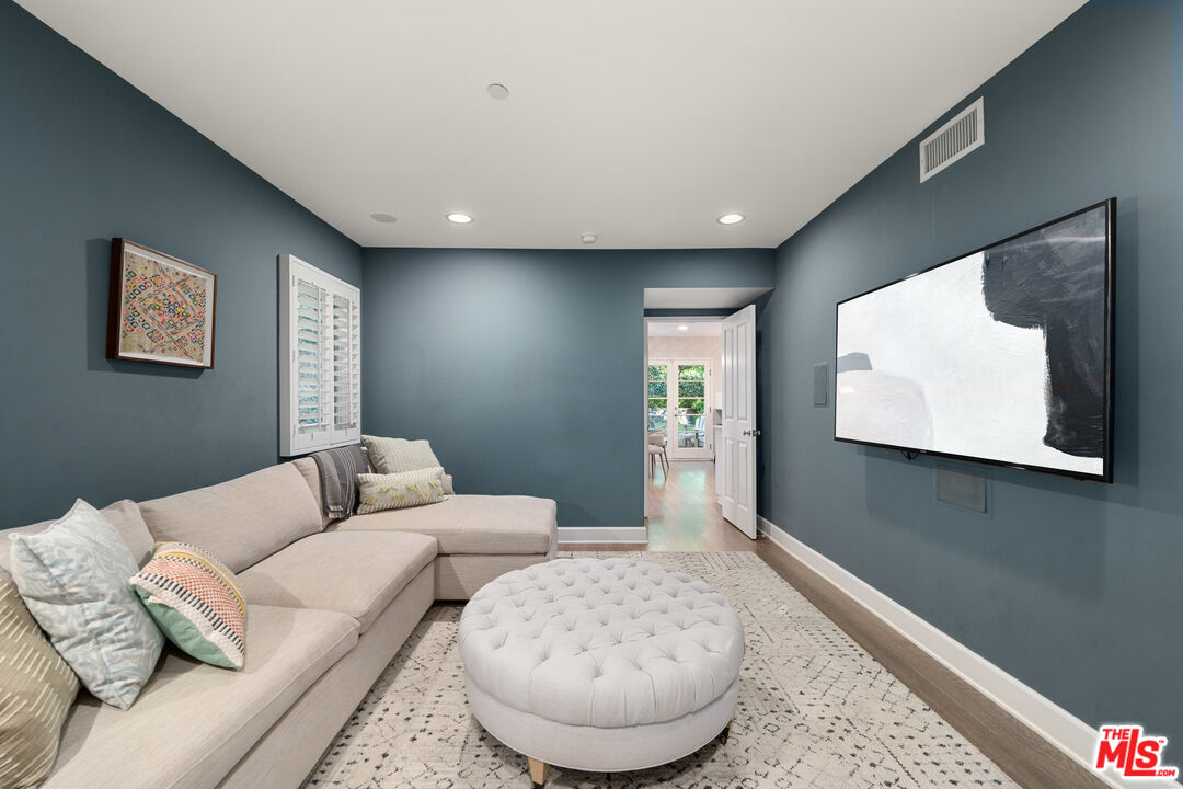 3354 Mandeville Canyon Rd