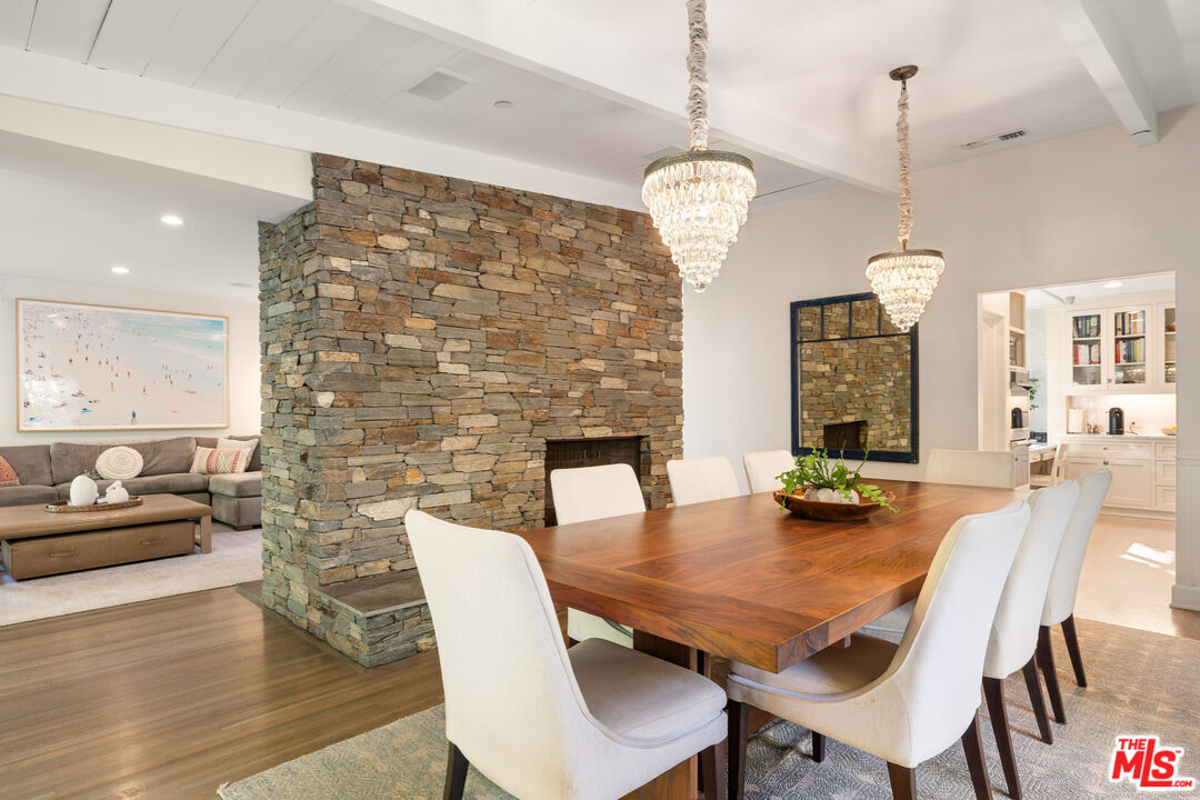 3354 Mandeville Canyon Rd