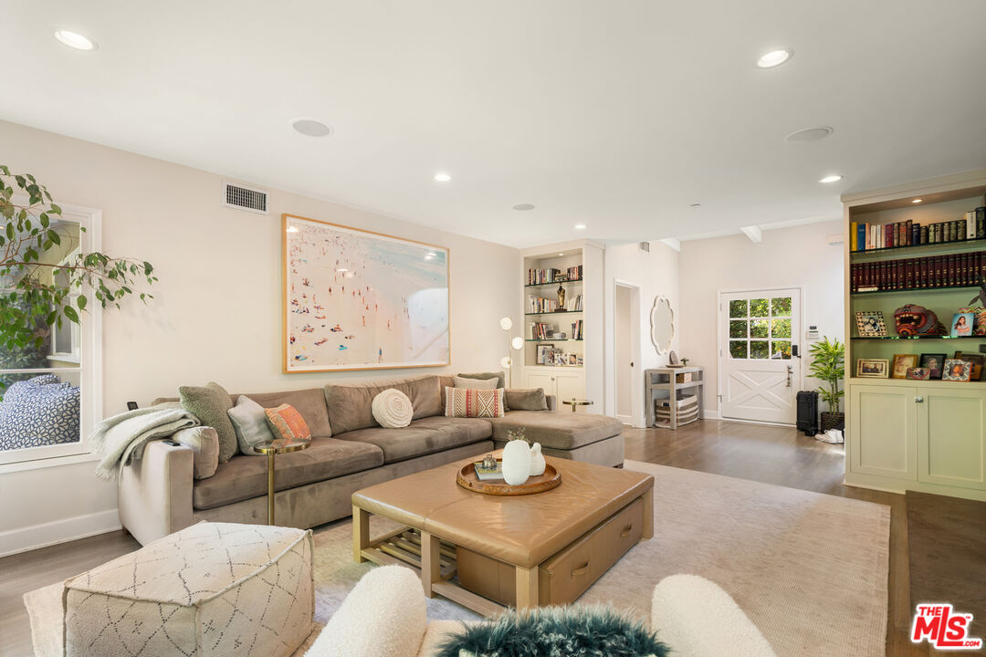 3354 Mandeville Canyon Rd