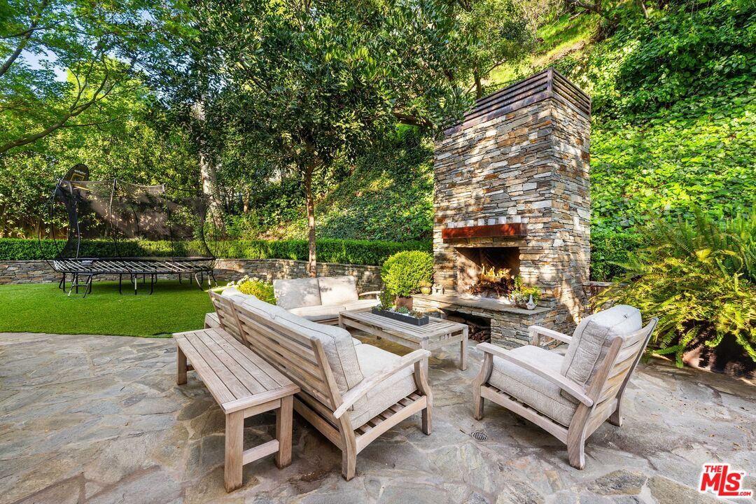 3354 Mandeville Canyon Rd