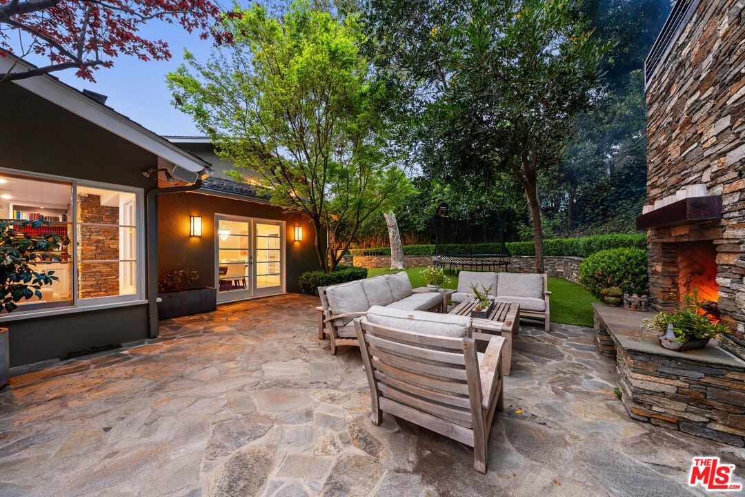 3354 Mandeville Canyon Rd