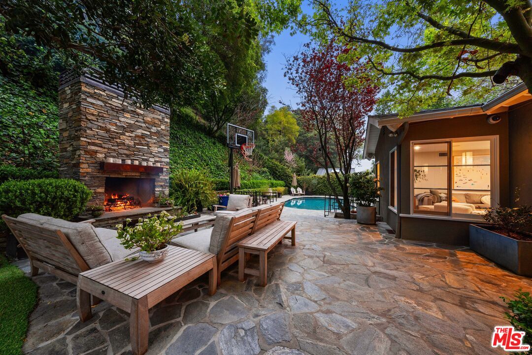 3354 Mandeville Canyon Rd