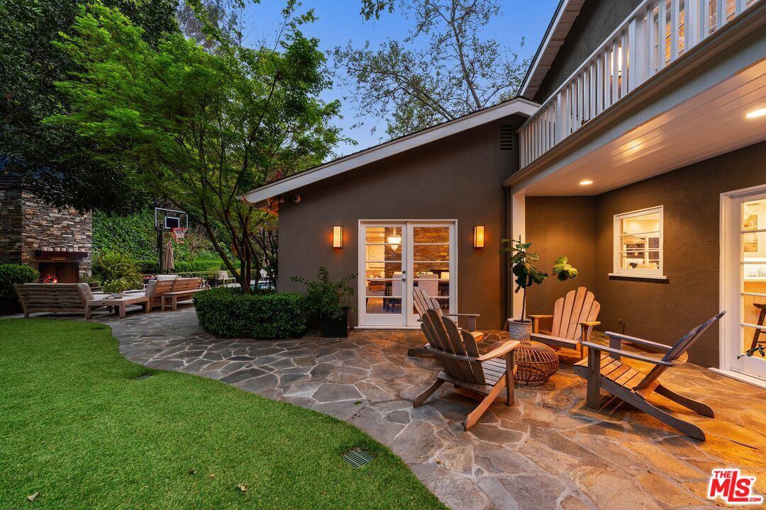 3354 Mandeville Canyon Rd