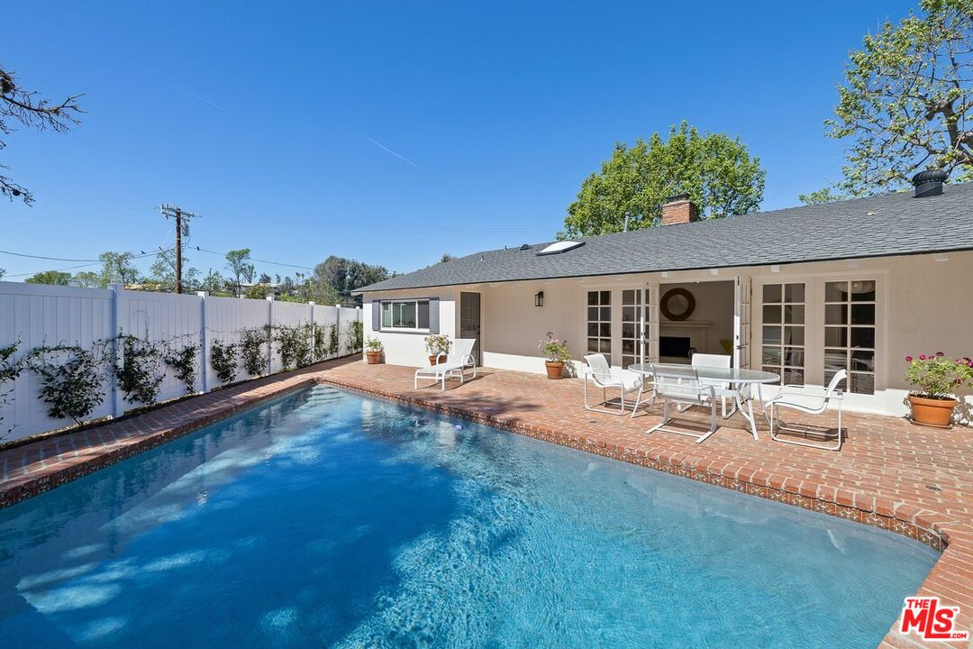 864 Bienveneda Ave