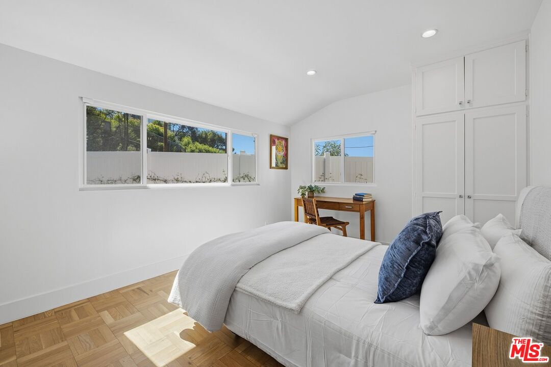 864 Bienveneda Ave